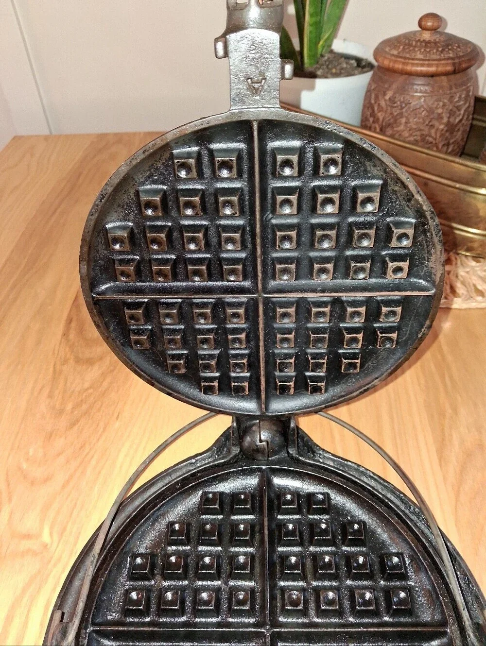 Griswold #8 Waffle Iron With Base